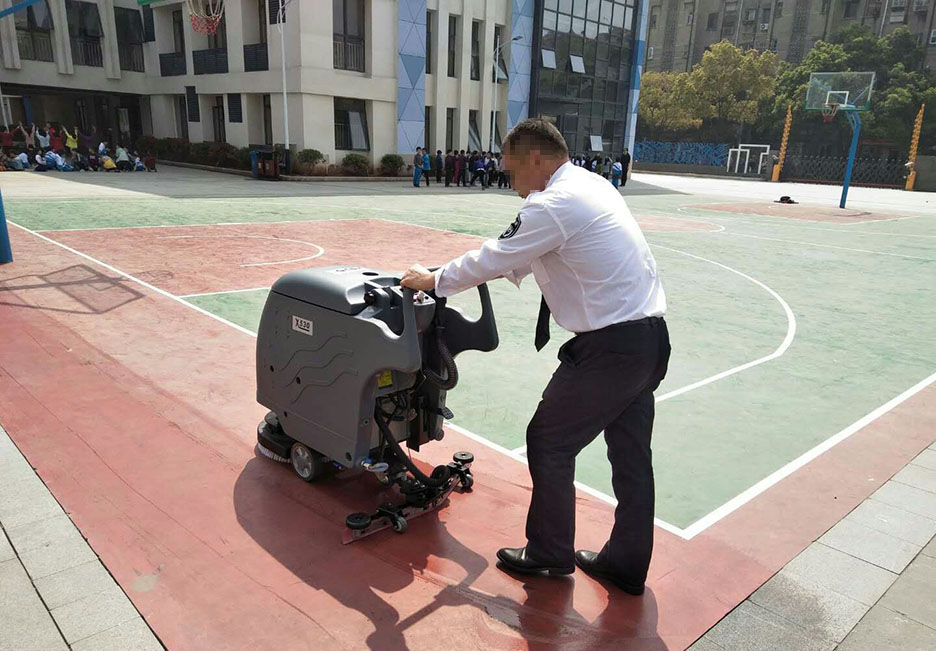 江西大型清潔設(shè)備多功能洗地機和電動<a href=http://www.yintongjiaxiao.cn target=_blank class=infotextkey>掃地車生產(chǎn)廠</a>